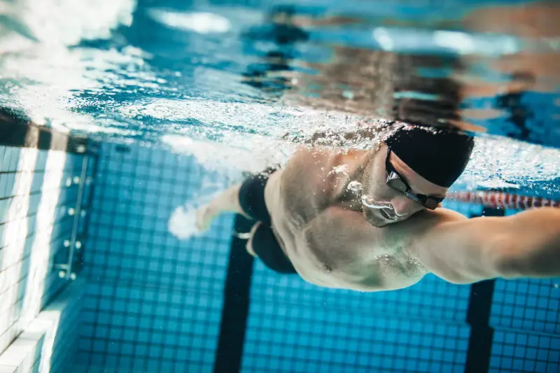 fit-swimmer-training-in-the-swimming-pool